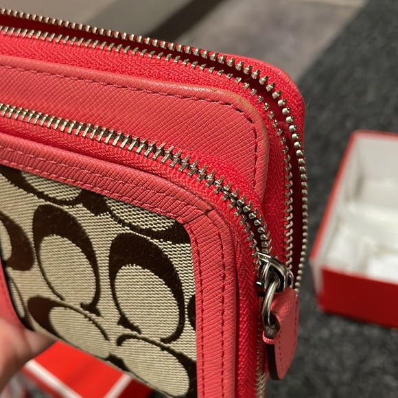 Coach wristlet with original box and fabric cleaner - Picture 11 of 11